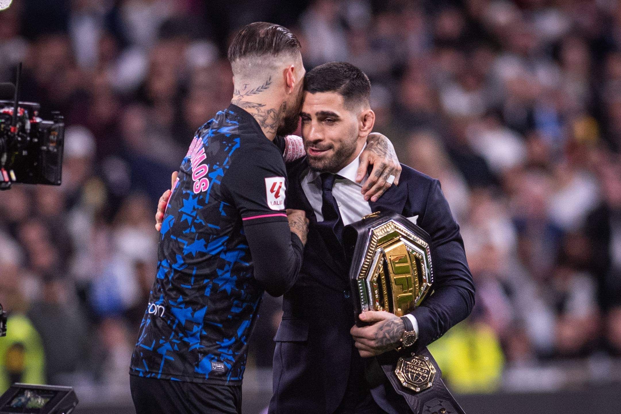  Ilia Topuria y Sergio Ramos abrazándose durante el homenaje del Bernabéu al luchador de la UFC
