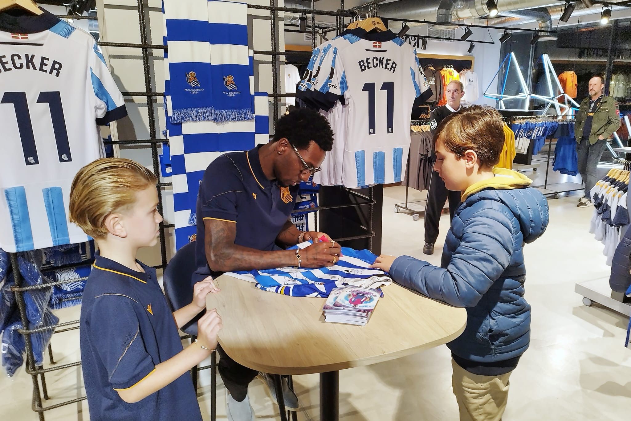  Sheraldo Becker firma camisetas en la tienda de la Real Sociedad.