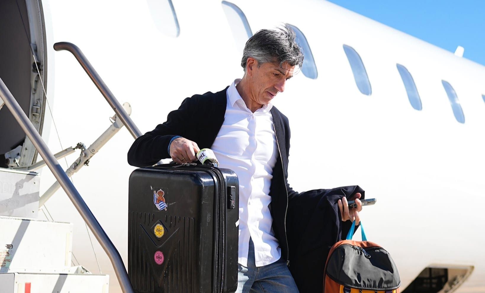 Imanol Alguacil baja del avión que ha trasladado a la Real a Mallorca (Foto: Real Sociedad).