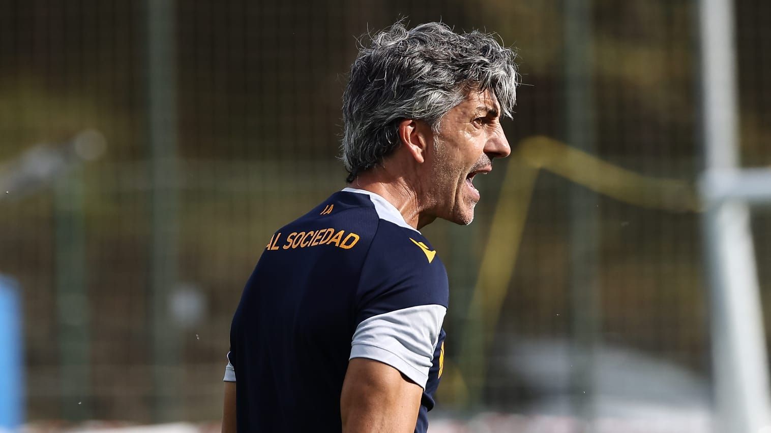 Imanol Alguacil da órdenes a sus jugadores en Zubieta.