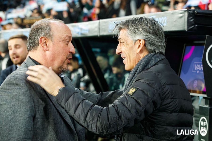 Imanol Alguacil saluda a Rafa Benítez en la previa del partido en Balaídos de LaLiga.