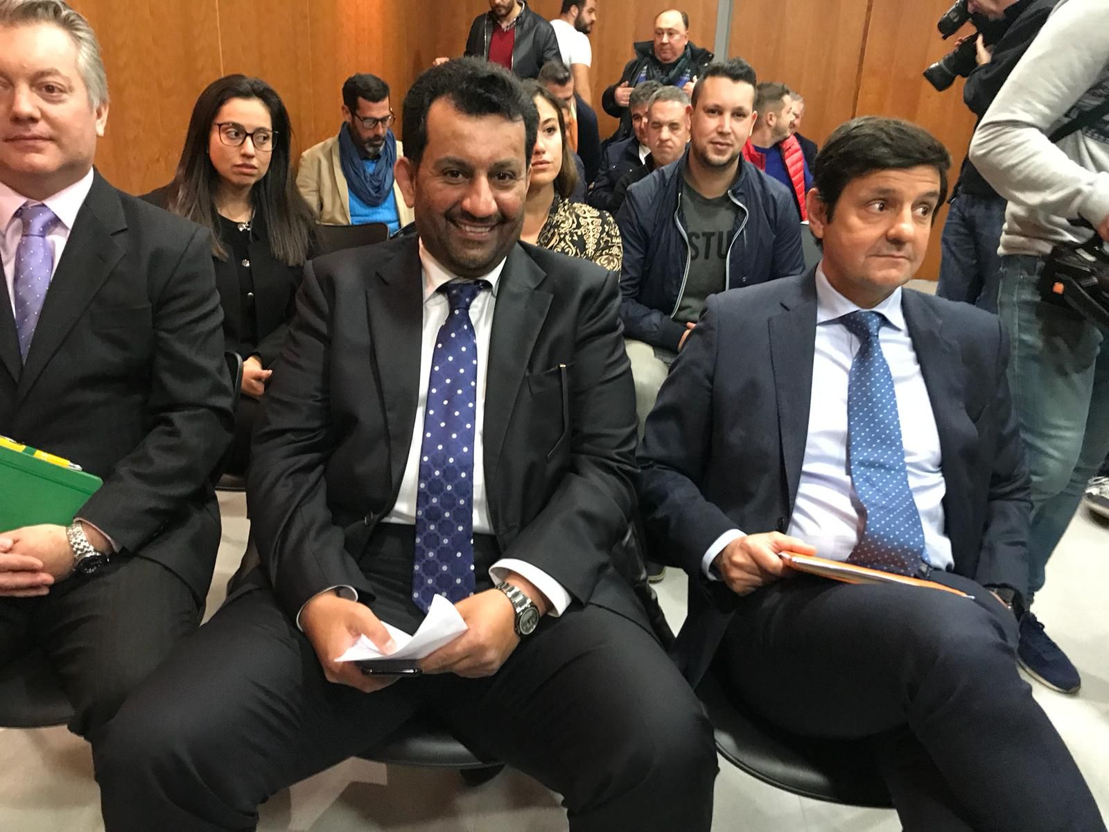 Al-Thani, sonriente antes de que se celebrara la vista.