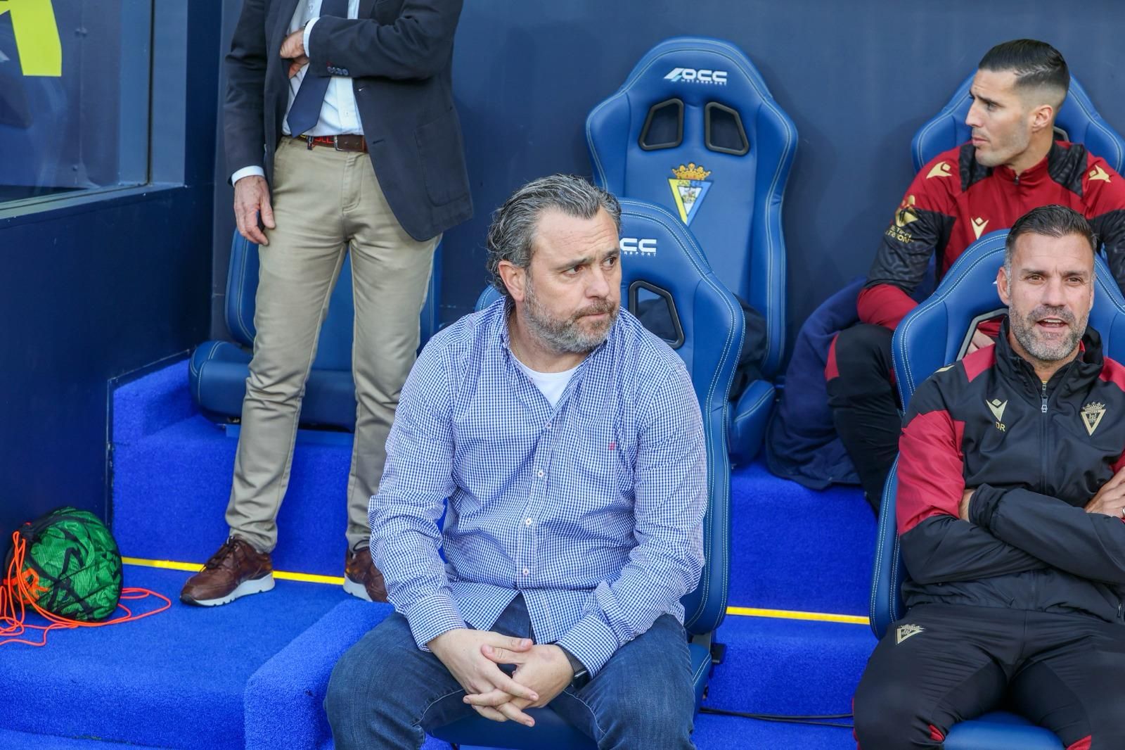  Sergio González, en el banquillo del Cádiz.
