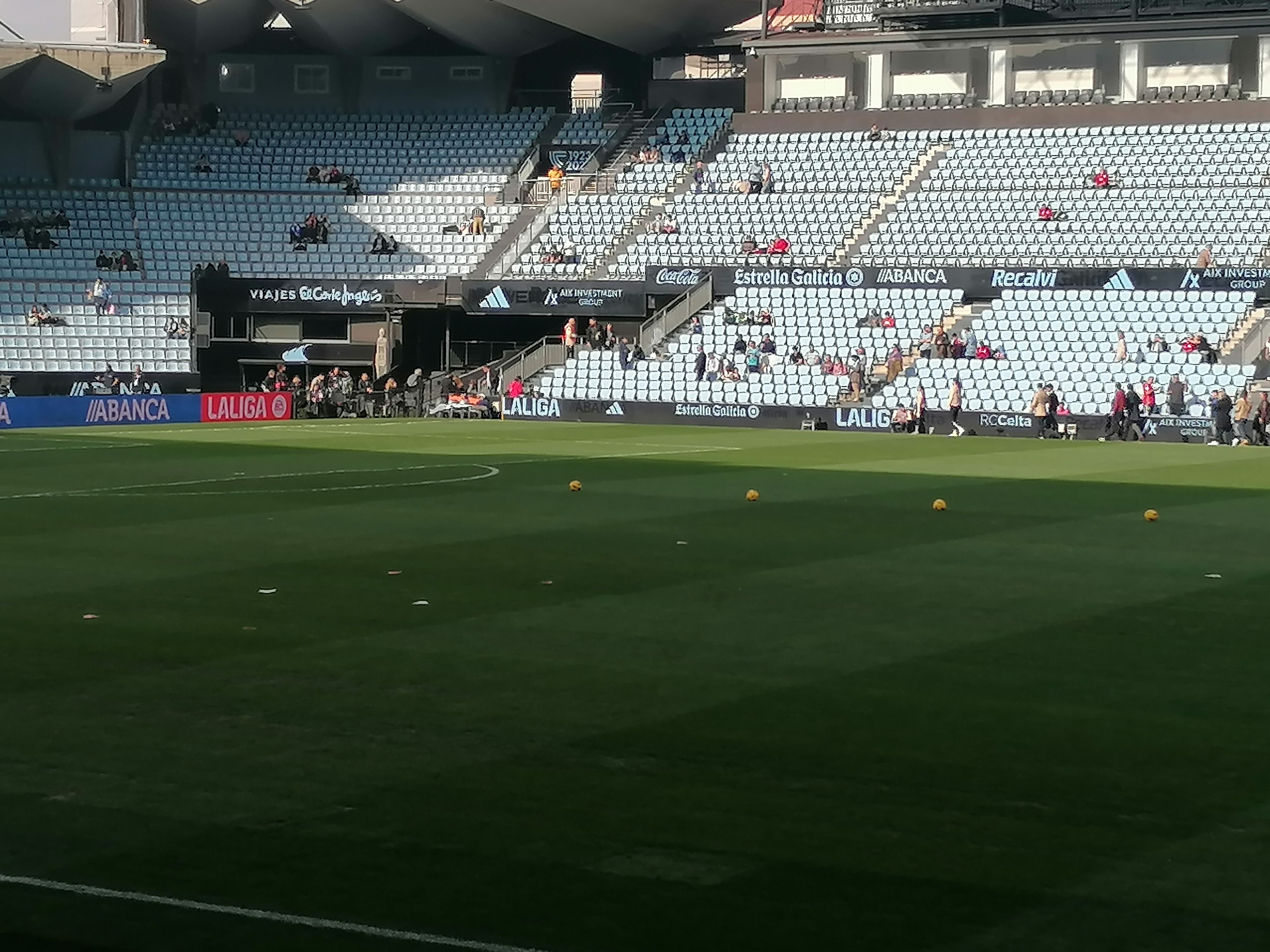  El maltrecho césped de Balaídos antes del Celta - Girona y del derbi contra el Dépor (Foto: Albe