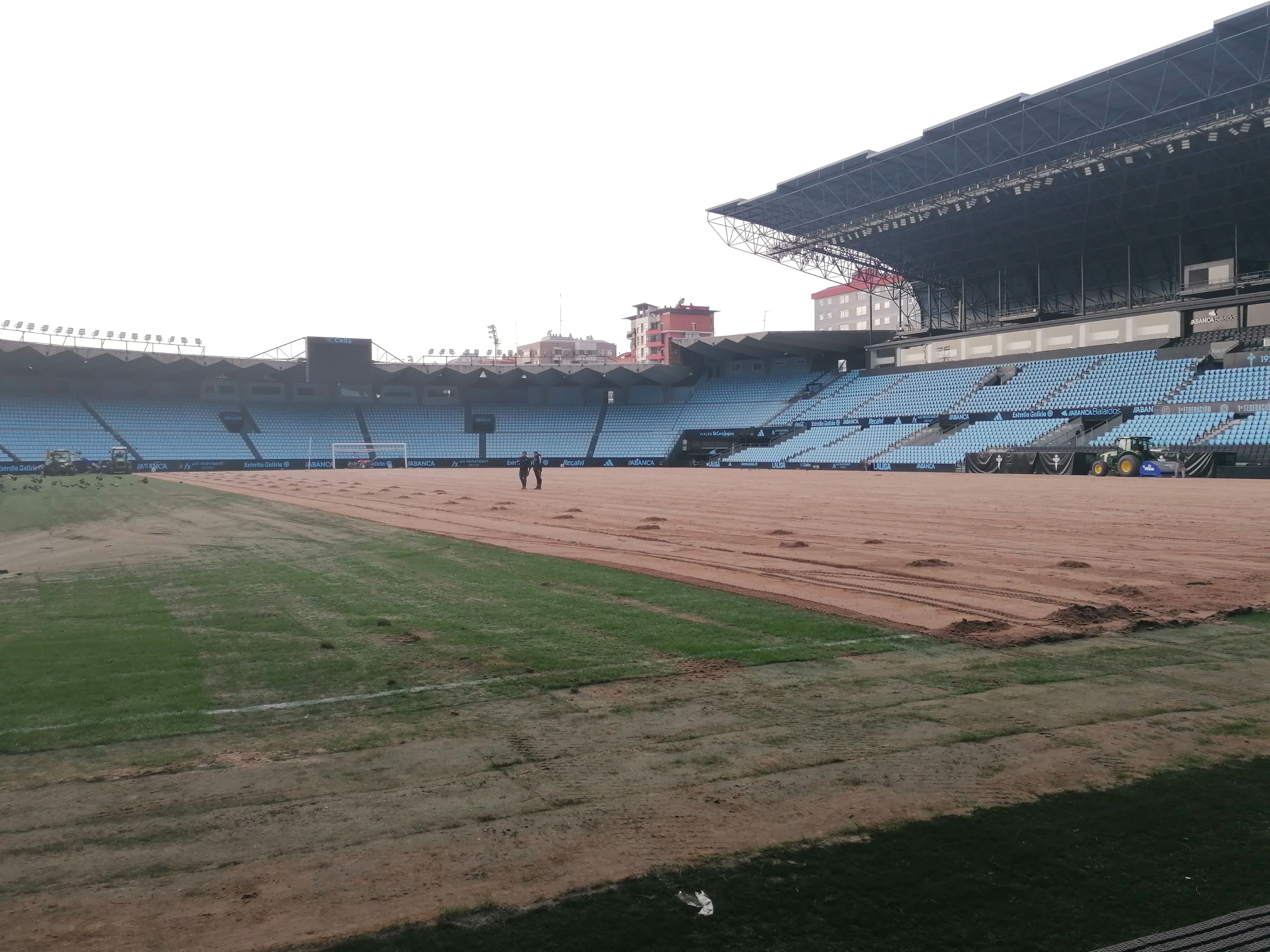 Cambio del césped en Balaídos.
