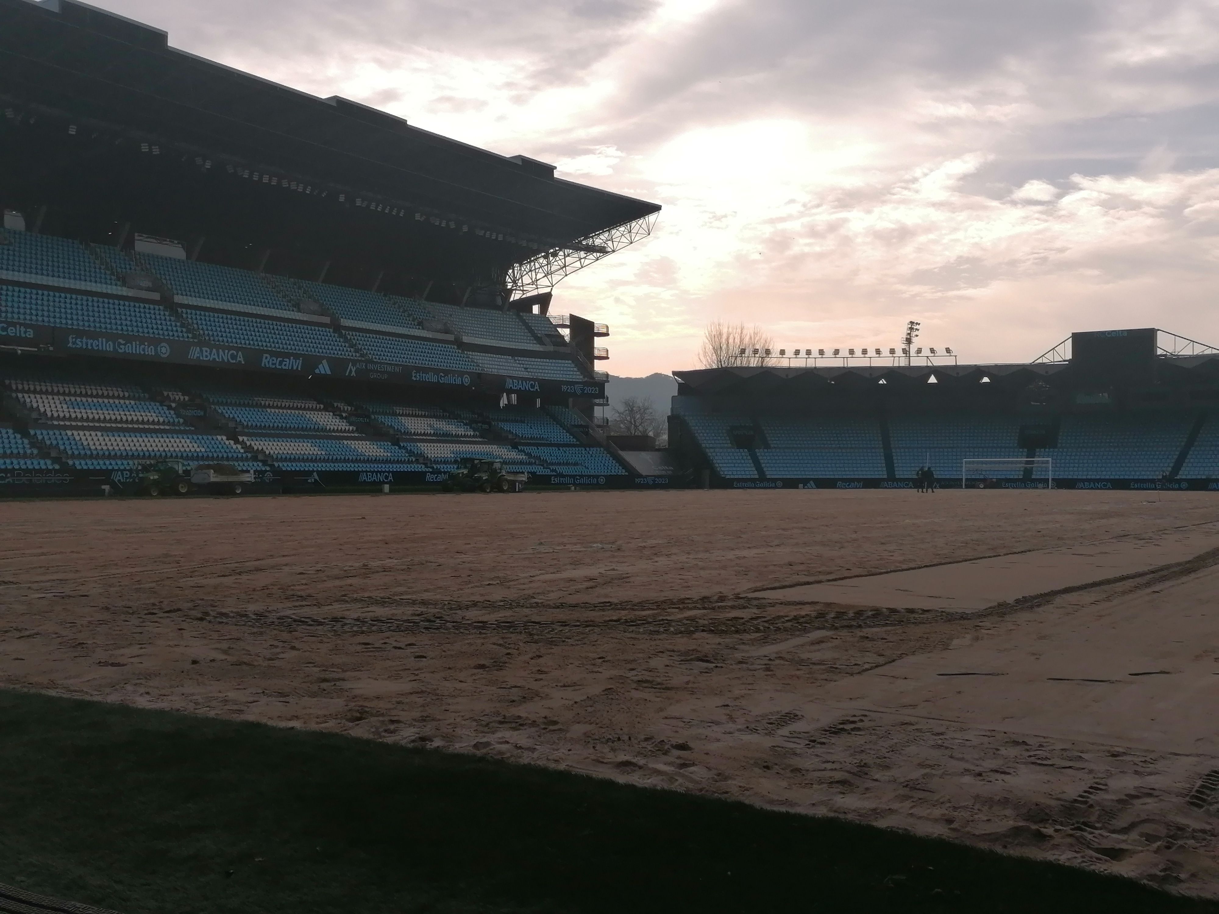 Cambio de cesped en Balaídos.