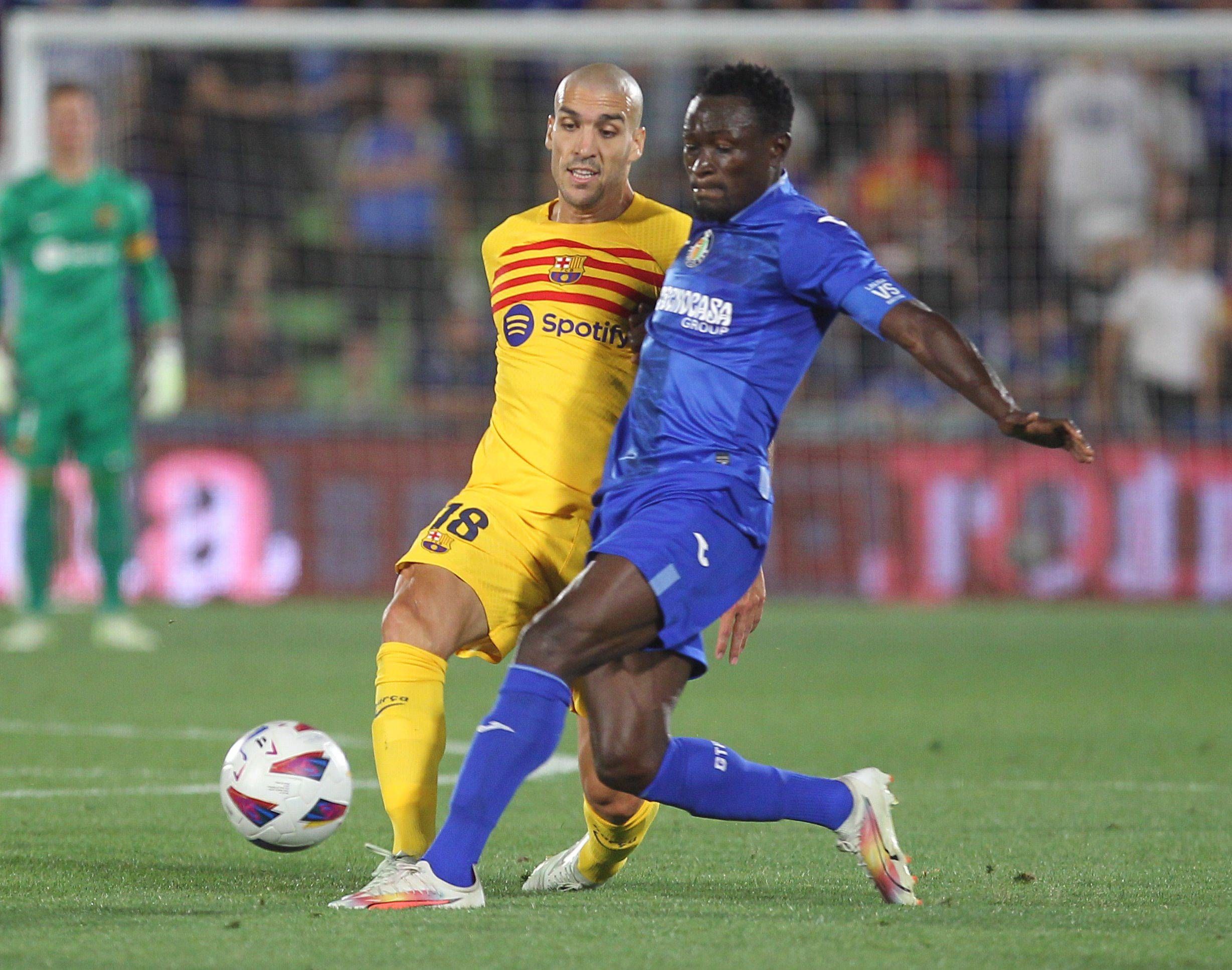  Djené bloquea el balón a Oriol Romeu en el Getafe-Barcelona. Fuente: Cordon Press.