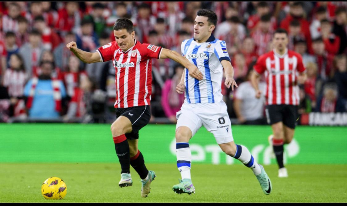  Ruiz de Galarreta y Ander Barrenetxea, en el derbi ante la Real Sociedad en San Mamés.