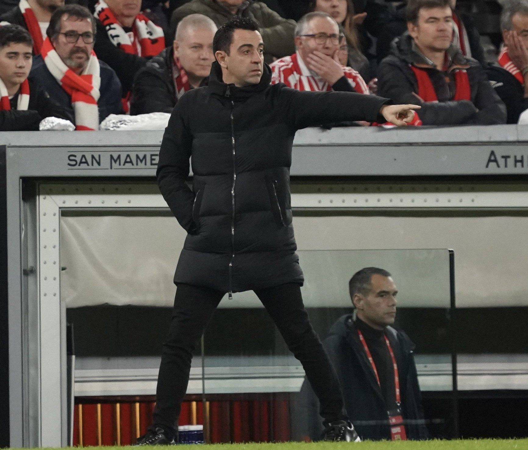 Xavi Hernández da indicaciones en San Mamés (Foto: Cordon Press).