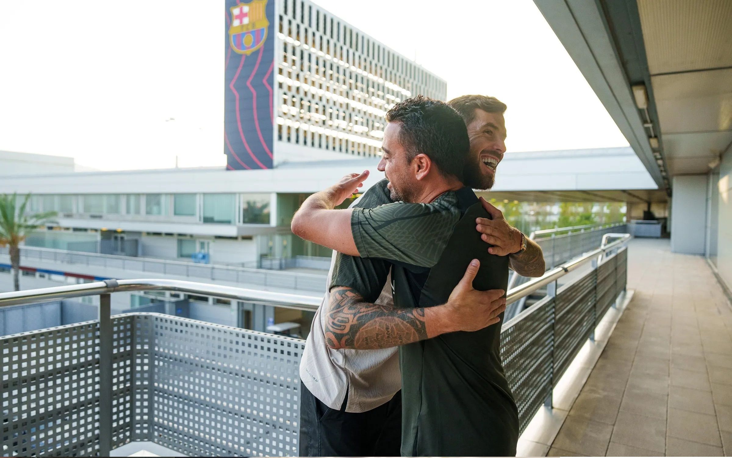 Iñigo Martínez y Xavi Hernández se saludan en Sant Joan Despí.