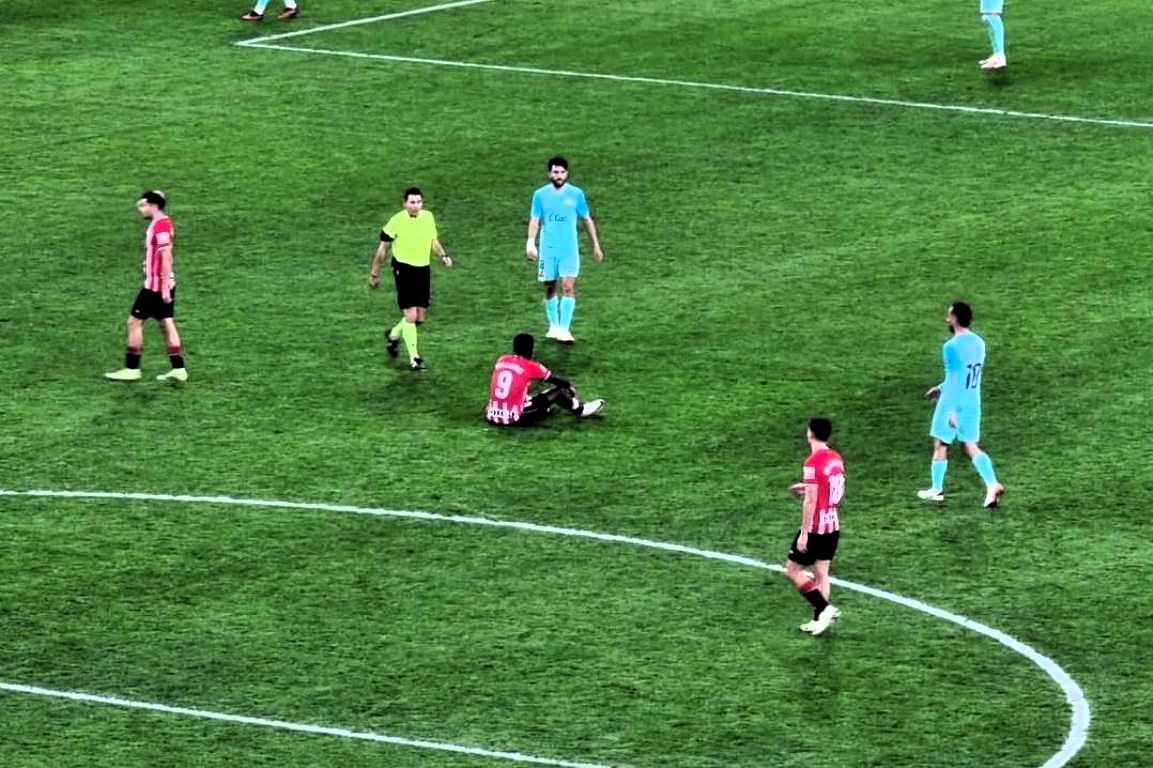 Iñaki Williams, lesionado y sentado en el césped ante el Real Mallorca en San Mamés.