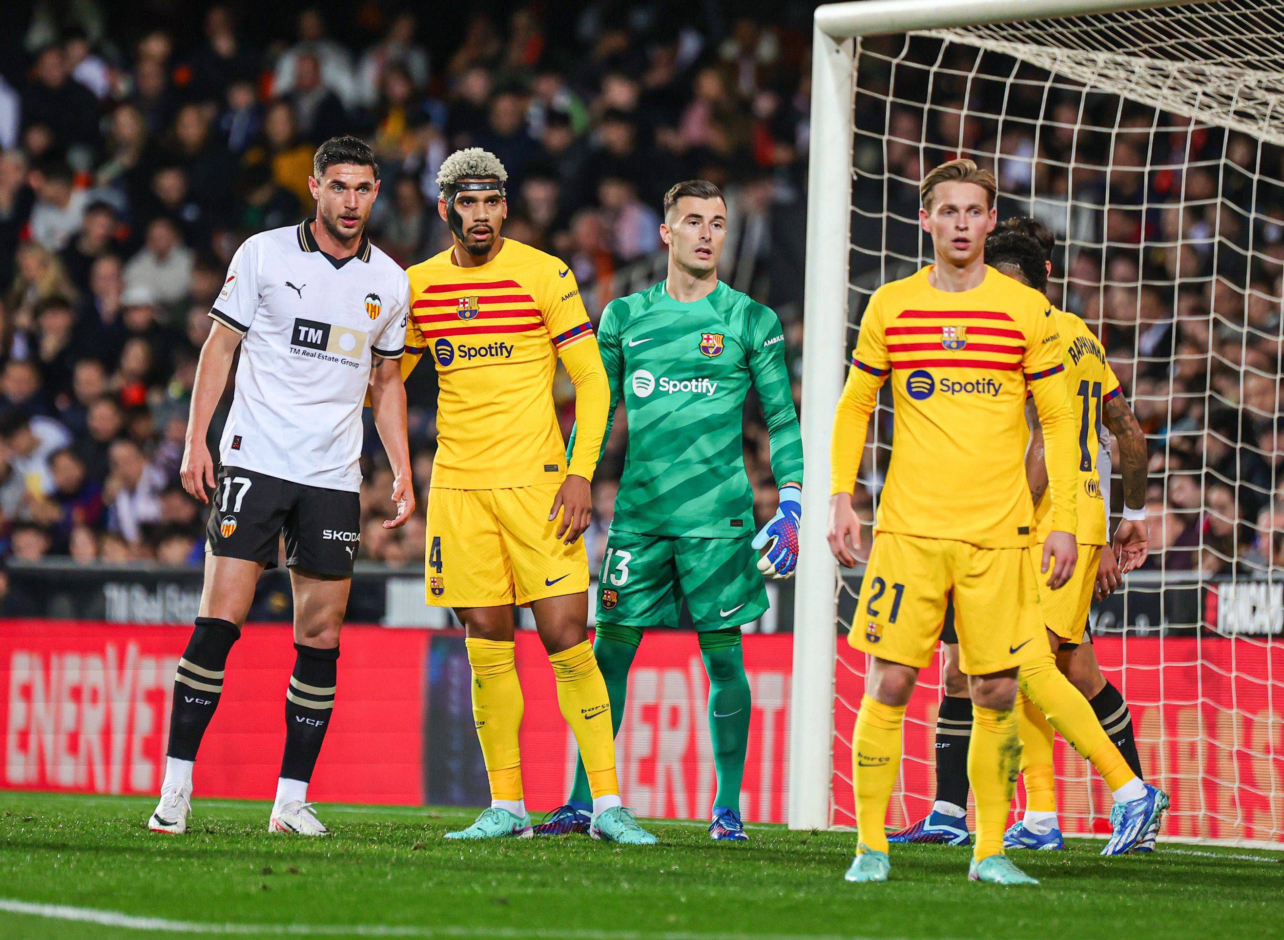  Iñaki Peña, durante el Valencia-Barcelona..