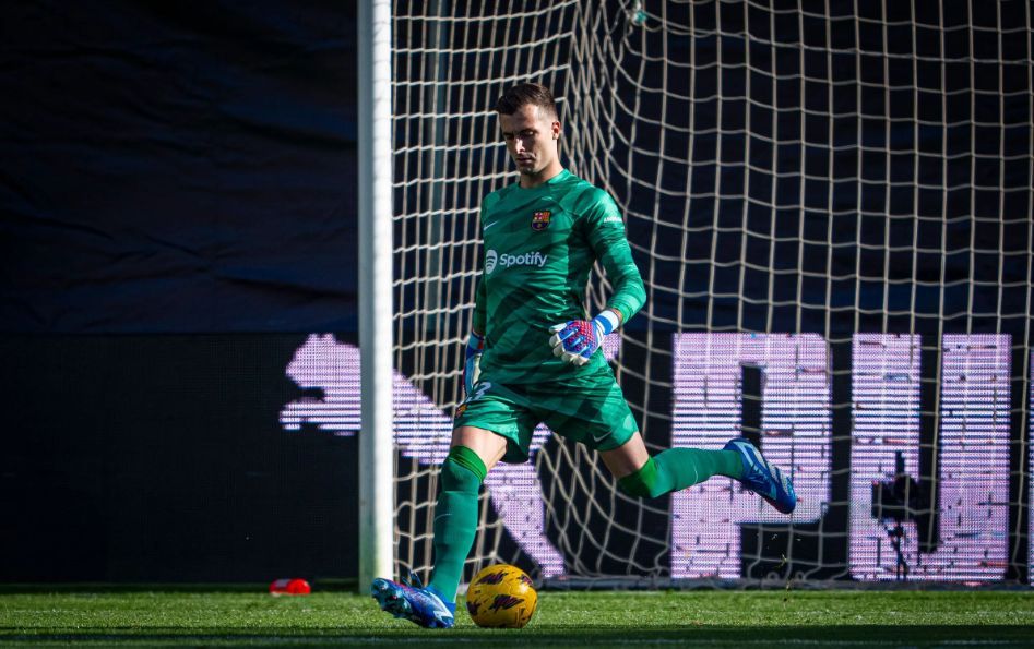 Iñaki Peña, en un partido con el Barça.