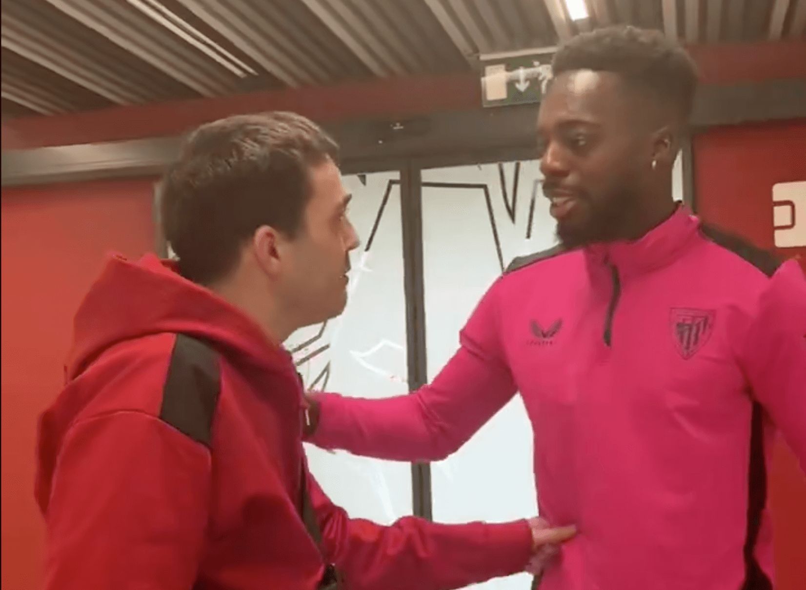 Aitor Trujillo, el aficionado de Kabiezes atendido en San Mamés, charla en Lezama con Iñaki Williams.