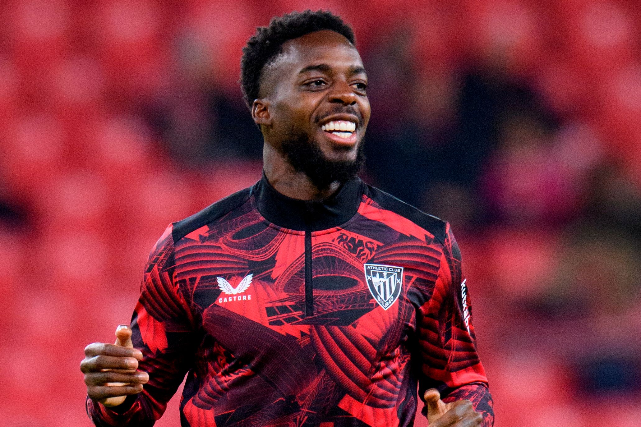  Iñaki Williams calienta con una sonrisa en San Mamés.