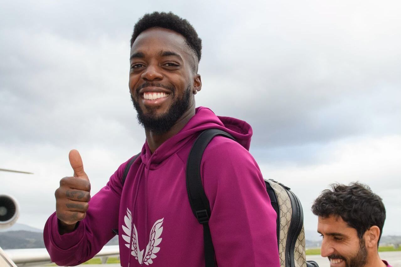 Gesto positivo de Iñaki Williams antes de coger el avión del equipo; ahora toca jugar la final de Copa.