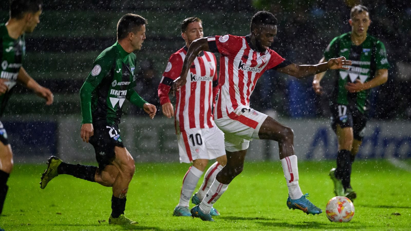 Carrera de Iñaki Williams jugando en Copa ante el Sestao River en Las Llanas.