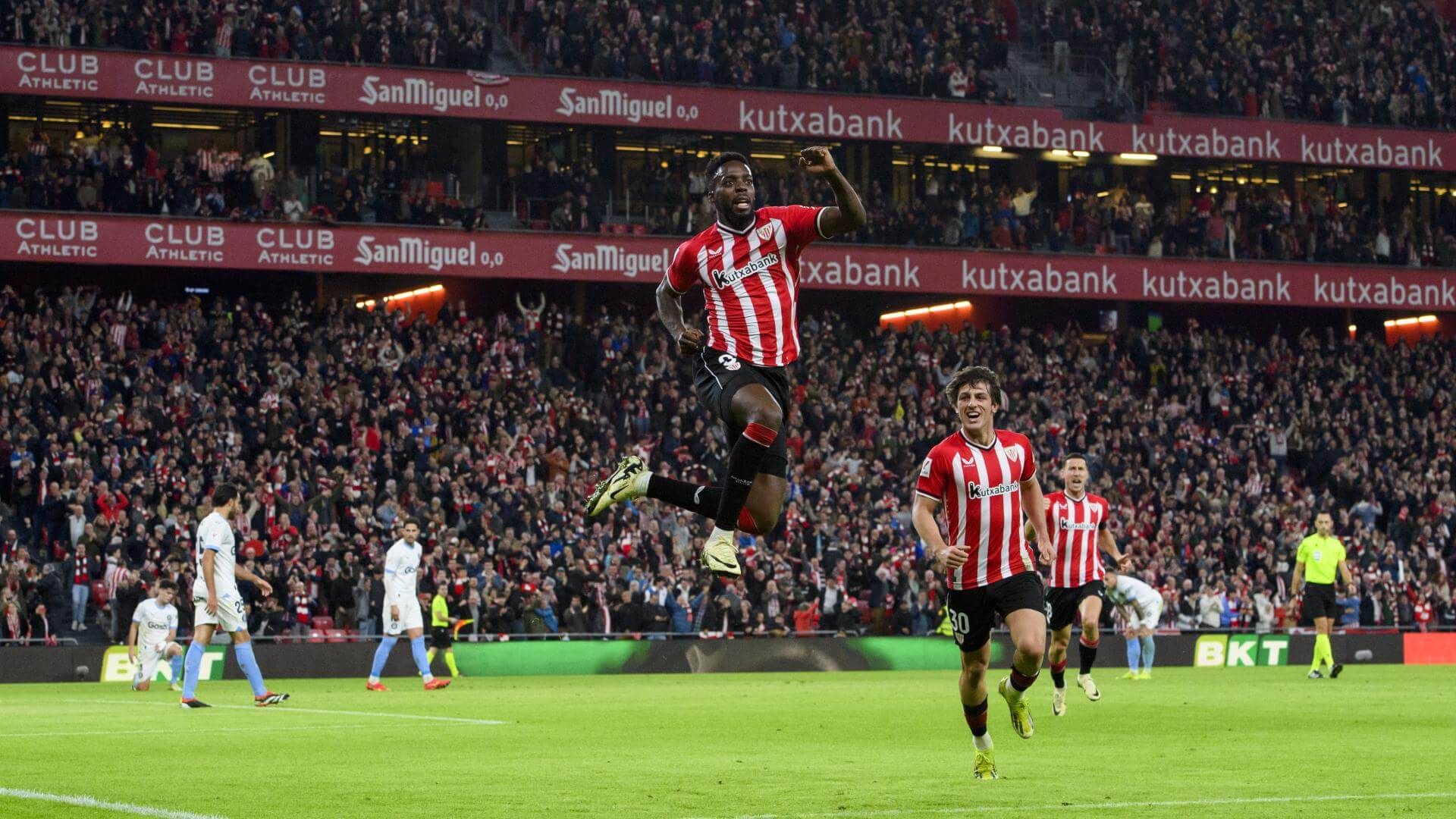 Iñaki Williams vuela con su gol ante el Girona FC en San Mamés.
