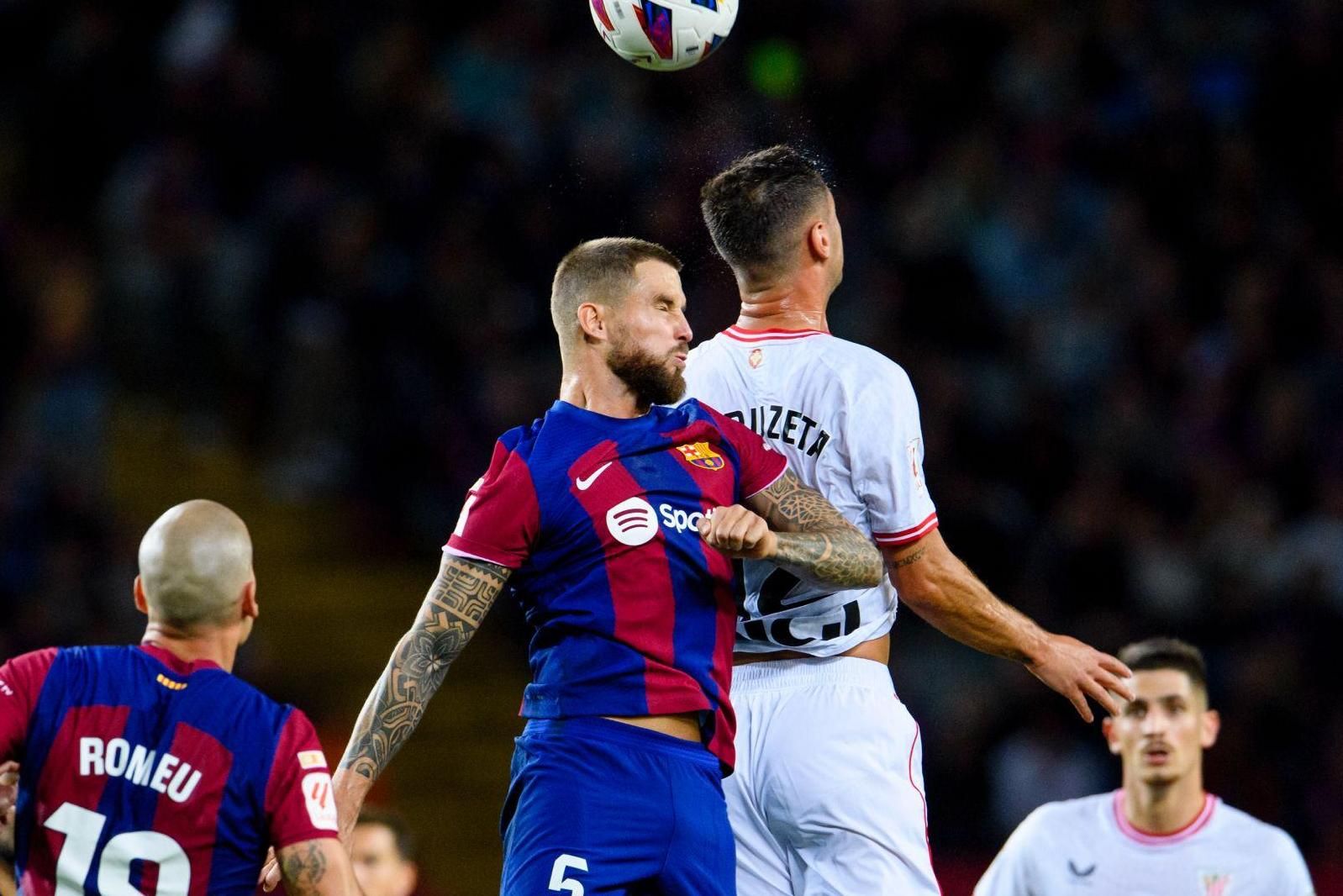  Iñigo Martínez y Guruzeta pelean por el balón en el Camp Nou.