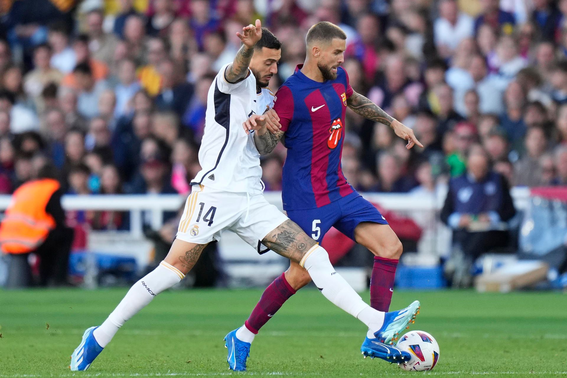  Íñigo Martínez defiende un balón ante Joselu en el Clásico Barcelona-Real Madrid (FOTO: EFE).