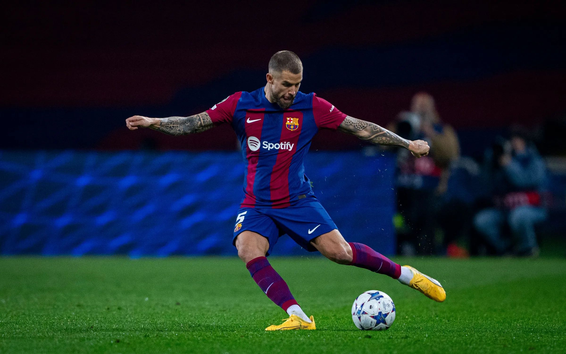Íñigo Martínez, lanzando un pase en el Barcelona-Oporto.