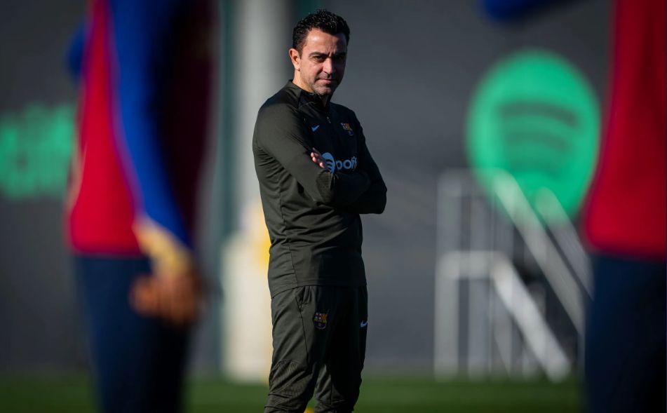  Xavi Hernández observando un entrenamiento del Barça este martes.