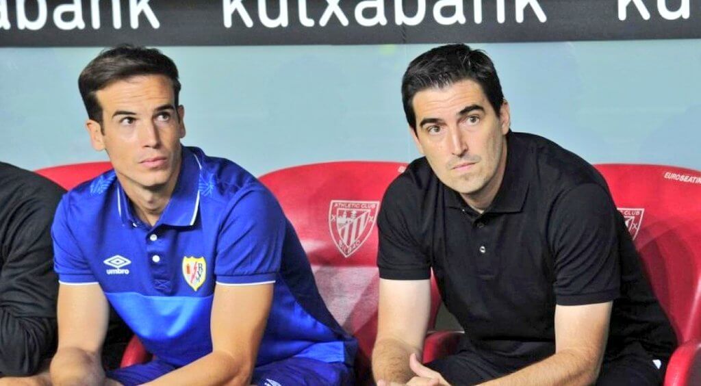  Iñigo Pérez junto a Iraola en el banquillo de San Mamés.