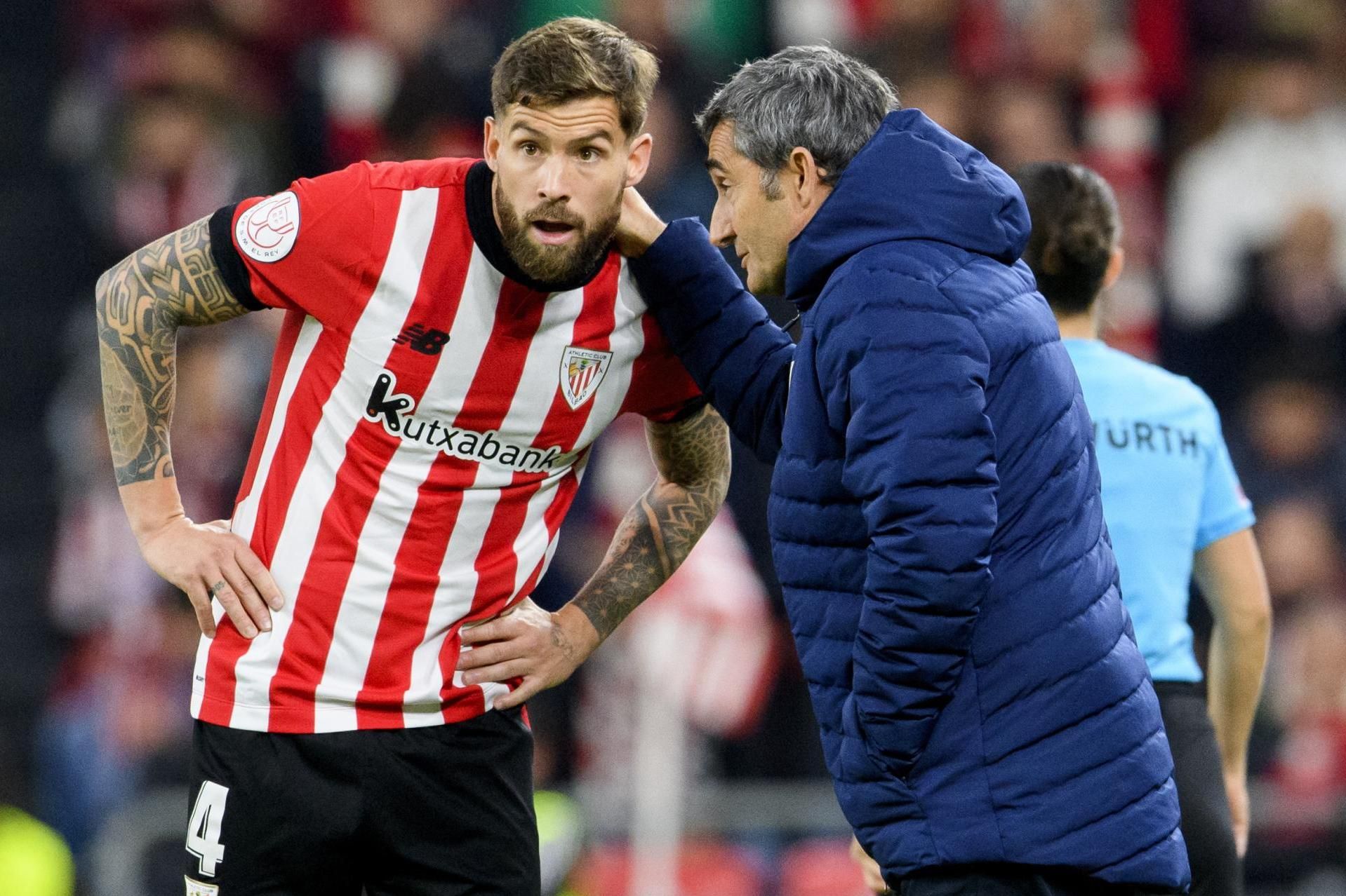 Iñigo Martínez habla con Ernesto Valverde en un partido jugado en San Mamés.