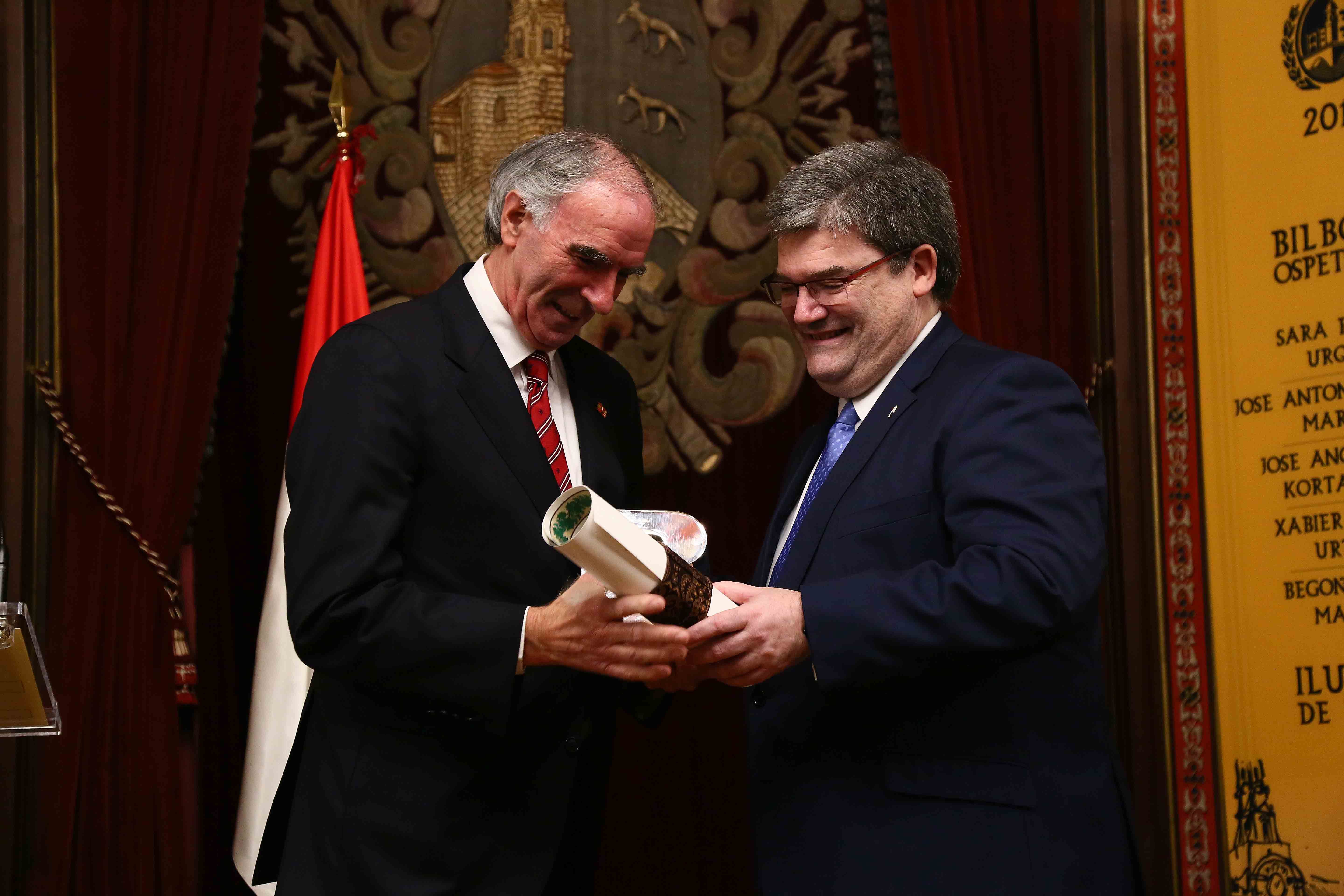  Iribar recibe el título de Ilustre de Bilbao de manos del Alcalde, Juan Mari Aburto.