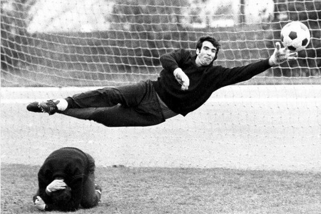 El Txopo Iribar vuela en un entrenamiento.