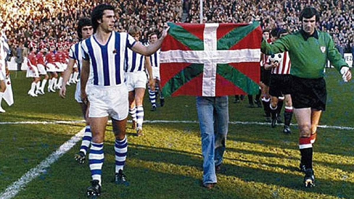  Kortabarria e Iribar salen con la ikurriña en Atotxa en diciembre del año 1976.