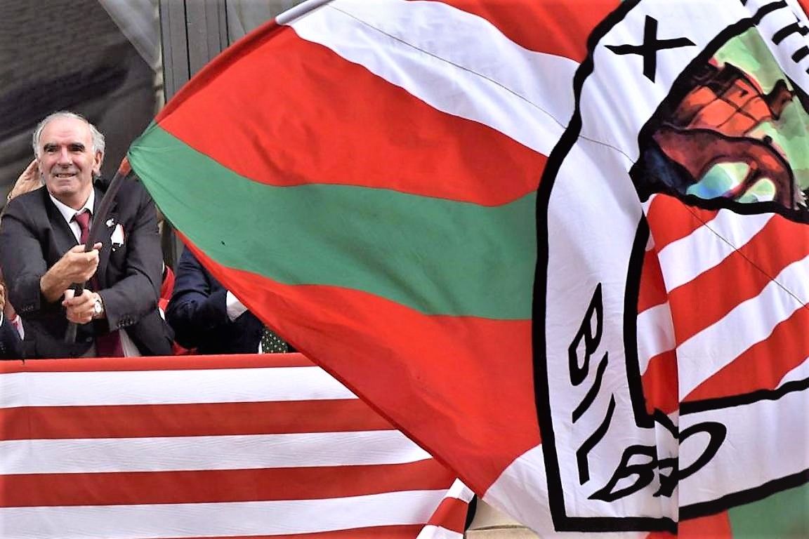  'El Txopo', José Ángel Iribar, enarbola una bandera del Athletic Club.