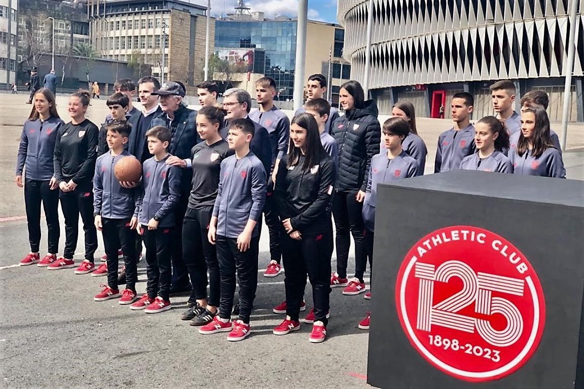 Iribar, bien acompañado en la zona donde irá su estatua ante San Mamés.