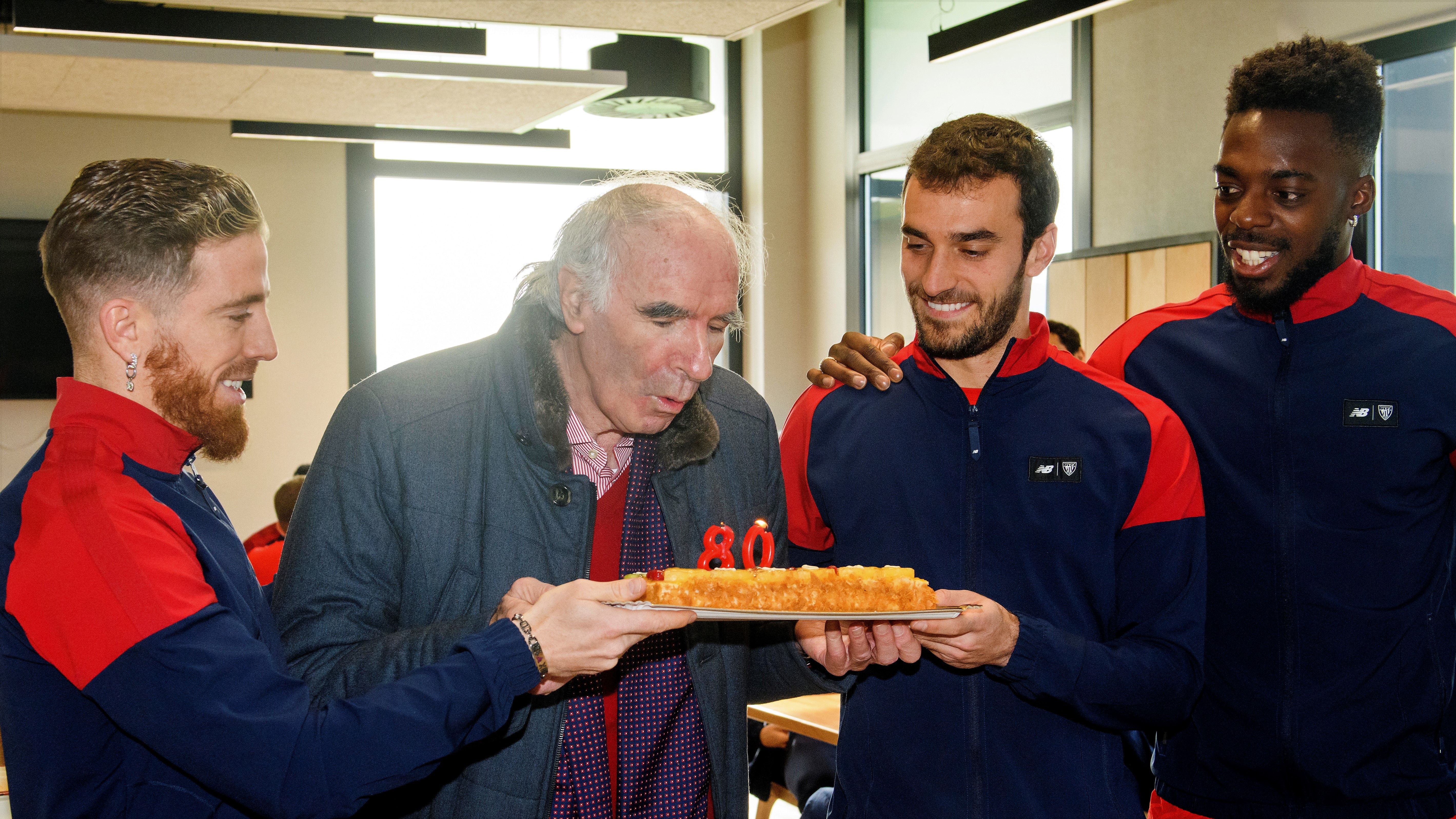  'El Txopo' Iribar sopla una tarta con jugadores como Iker Muniain, Iñigo Lekue o Iñaki Williams en Lezama por su 80 cumpleaños.