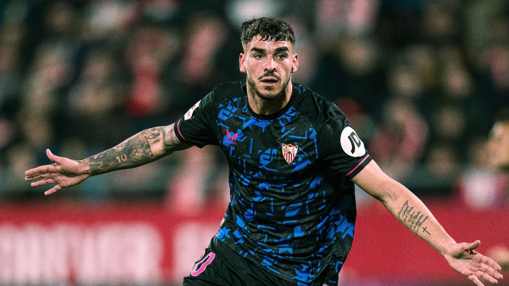 Isaac Romero, celebrando un tanto con el Sevilla FC