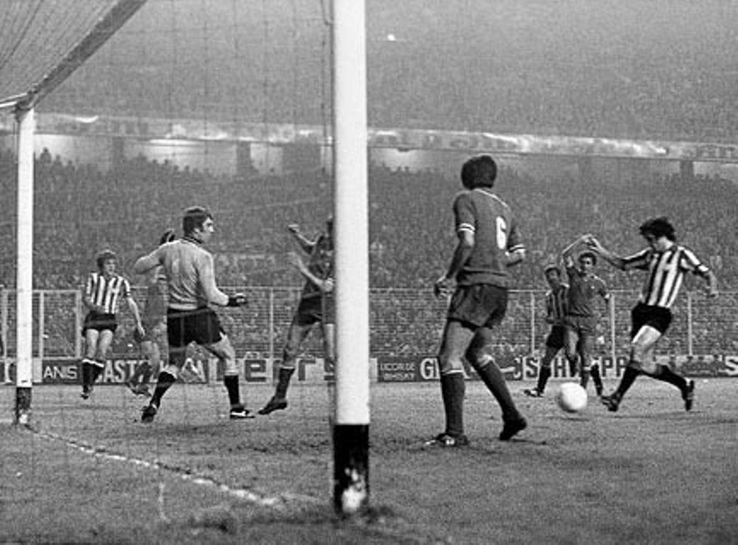  Jabo Irureta anota el 1-1 ante la Juventus en San Mamés en la final de la Copa de la UEFA de 1977.