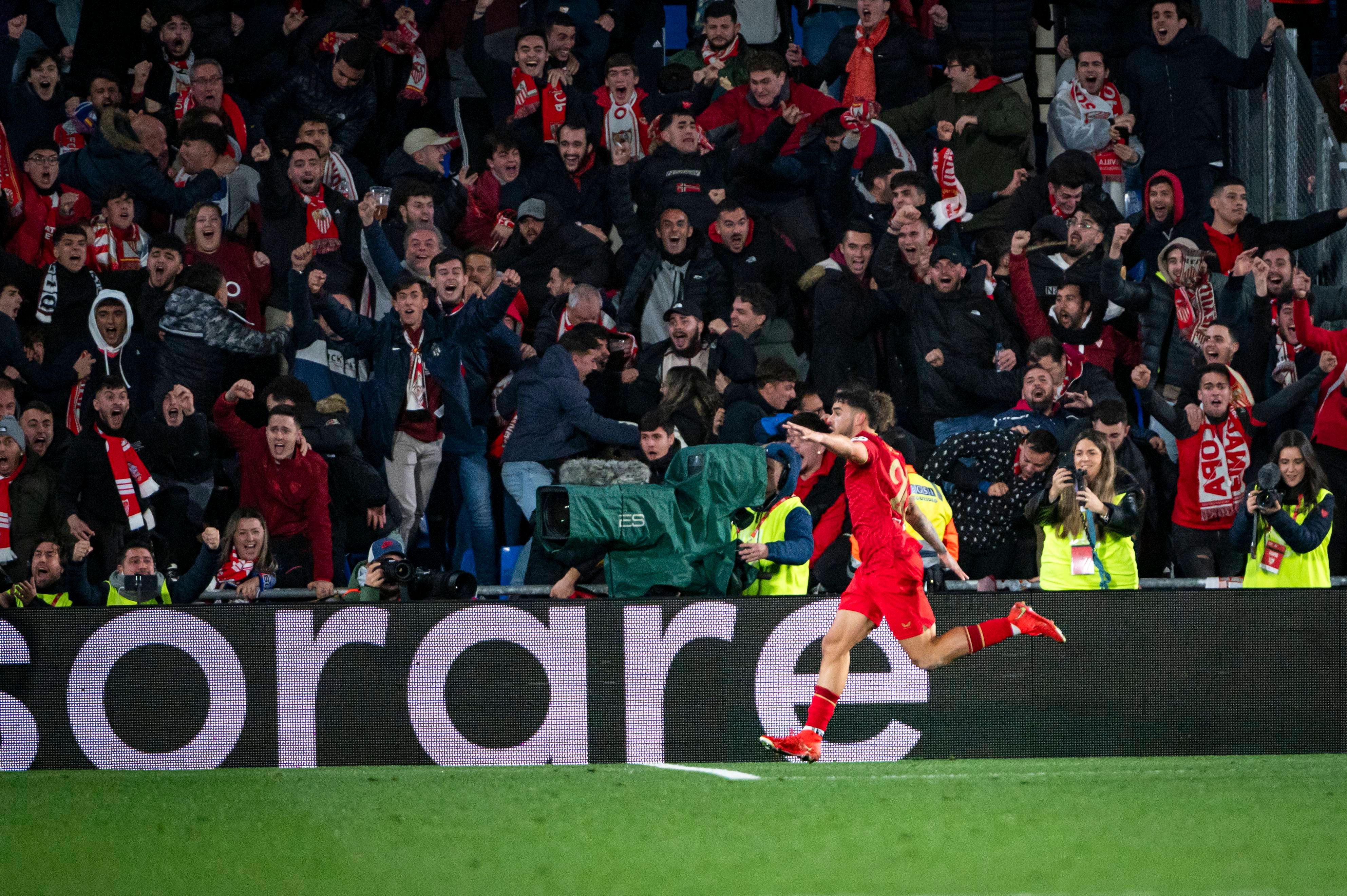  Isaac Romero celebra uno de sus goles ante la afición sevillista (Cordon Press)