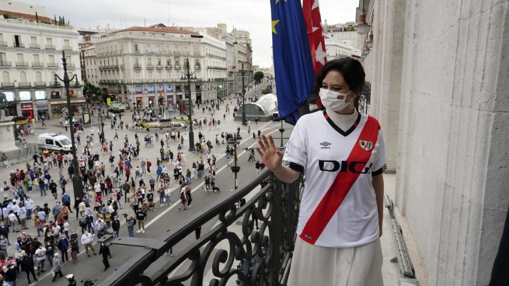 Isabel Díaz Ayuso con la camiseta del Rayo Vallecano.