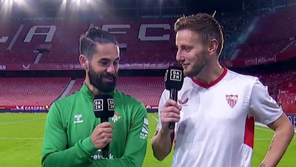  Isco charla con Rakitic tras el derbi. (DAZN)