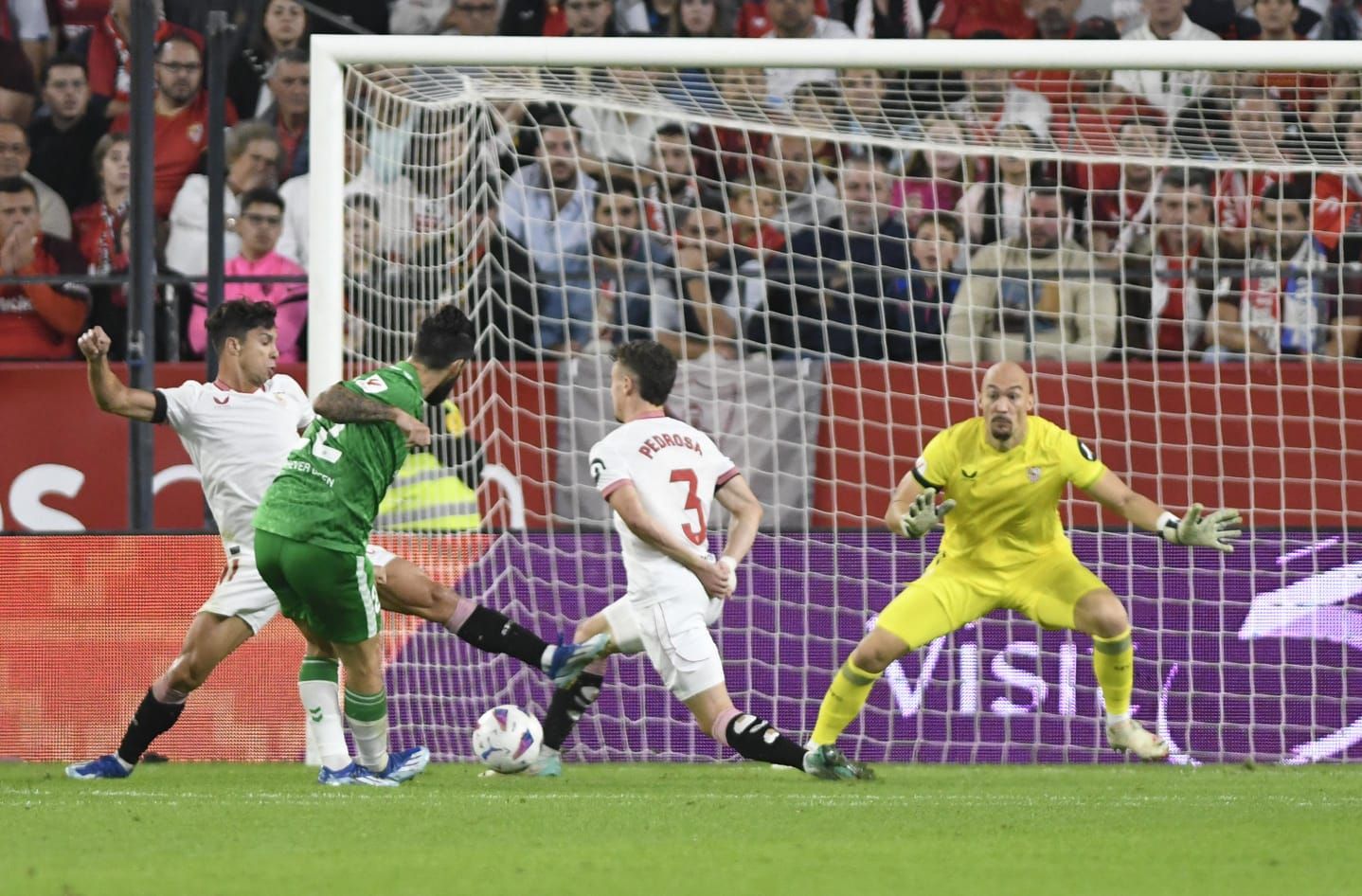 Una de las de Isco contra el Sevilla (Foto: Kiko Hurtado)