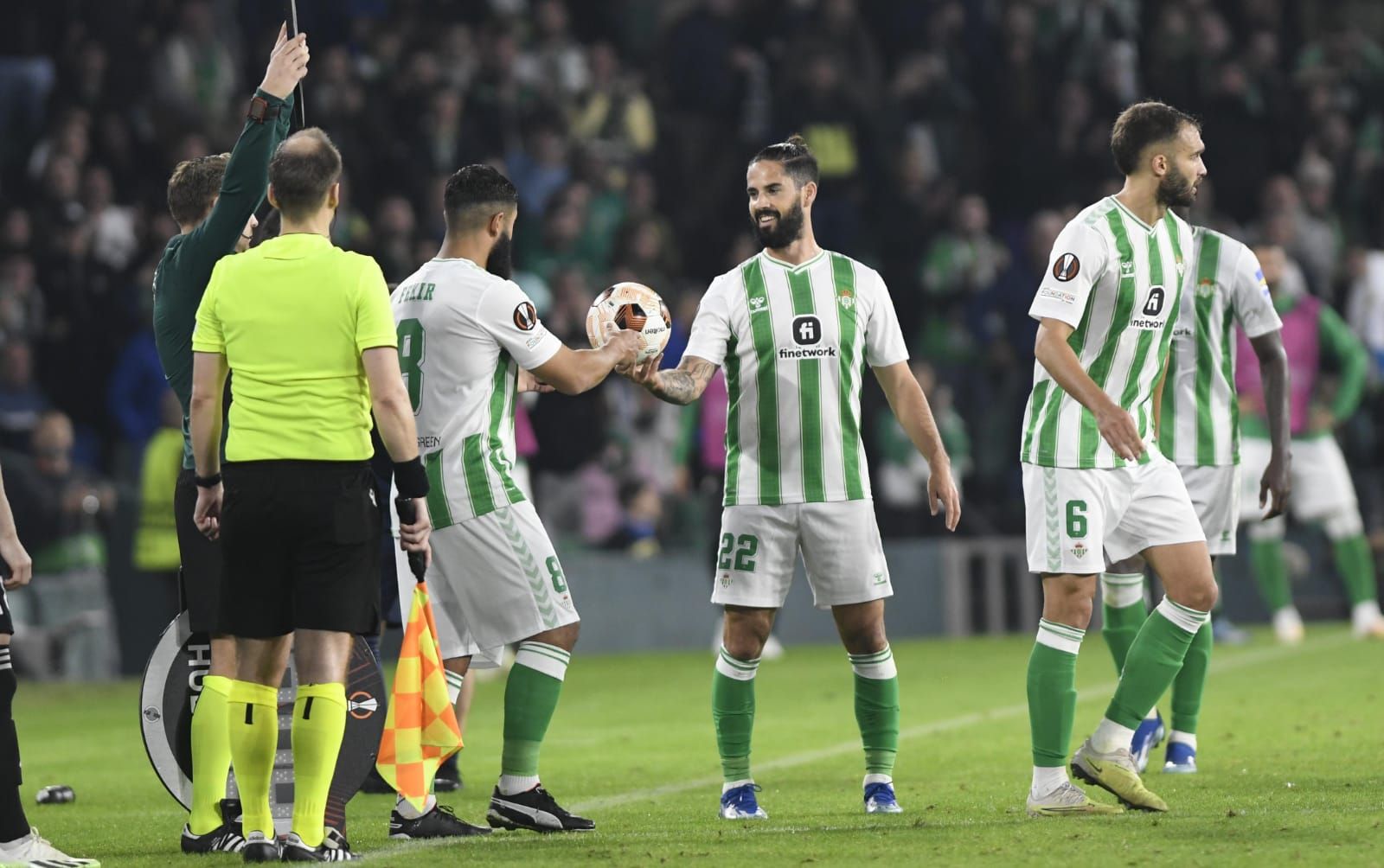 Isco dándole el balón a Fekir.