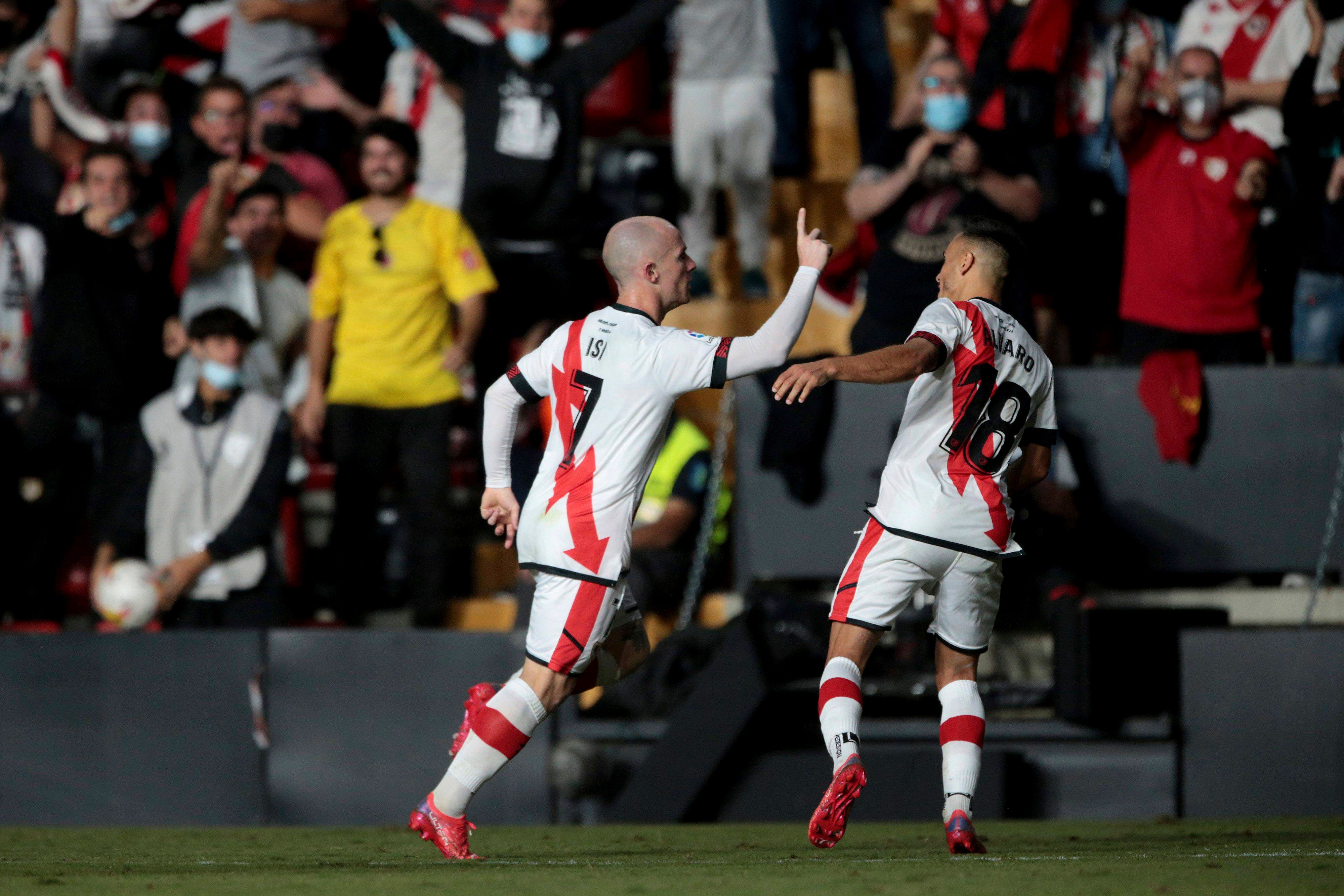  Isi Palazón y Álvaro García celebrando un gol del Rayo Vallecano.