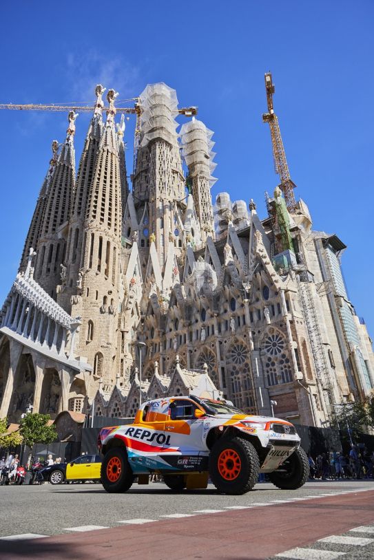 Isidre Esteve, con su coche del Dakar, por Barcelona.