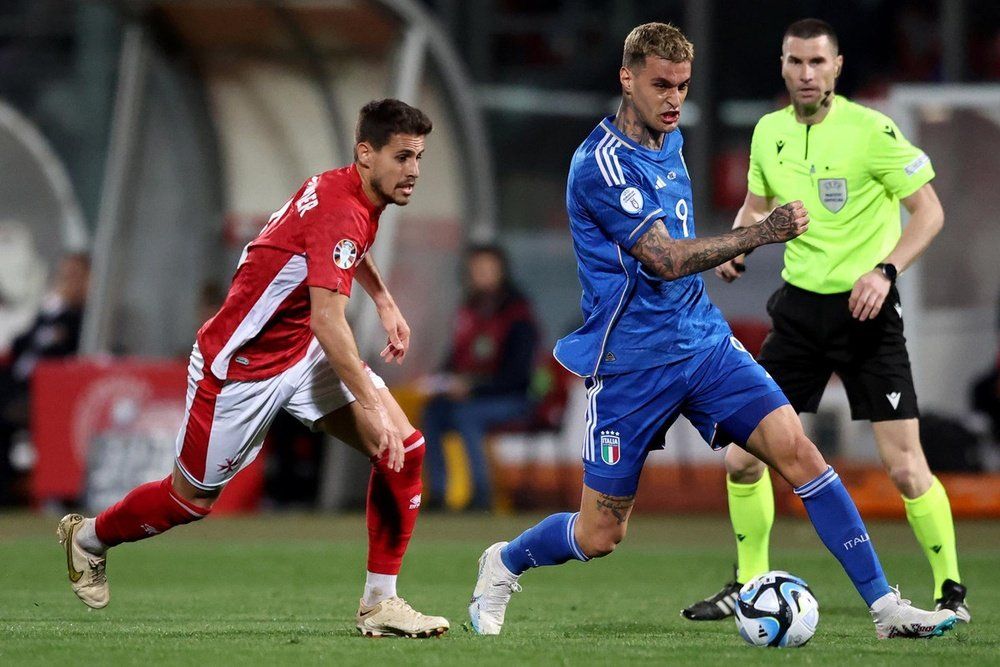 Scamacca controla un balón durante el Malta-Italia.