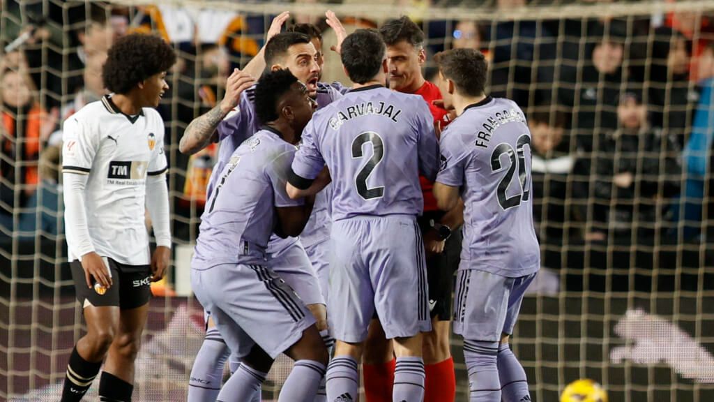  Los jugadores del Real Madrid protestan a Gil Manzano