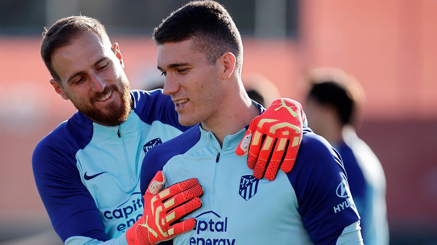 Jan Oblak e Ivo Grbic, durante un entrenamiento del Atlético de Madrid.