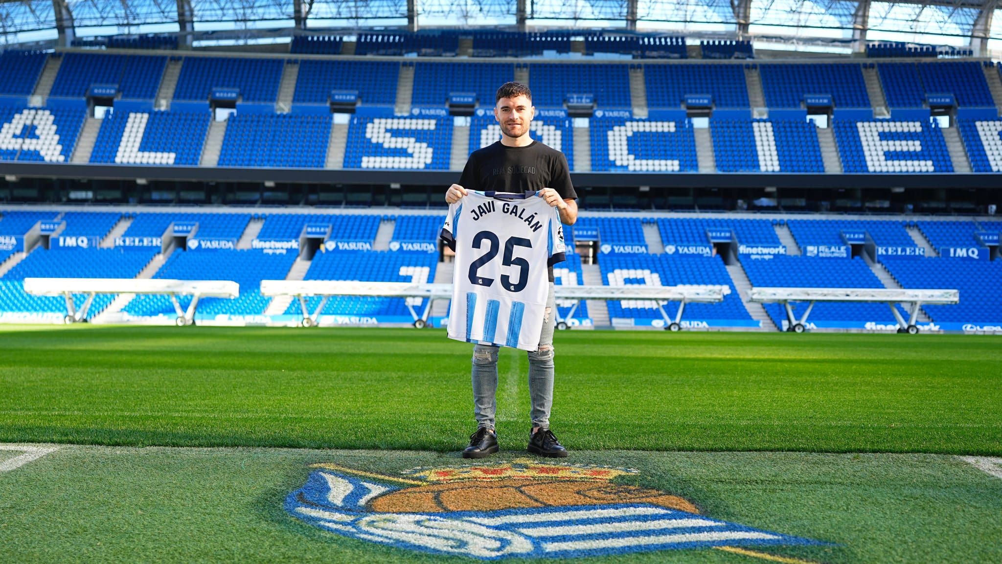 Javi Galán posa con la camiseta de la Real Sociedad el día de su presentación.