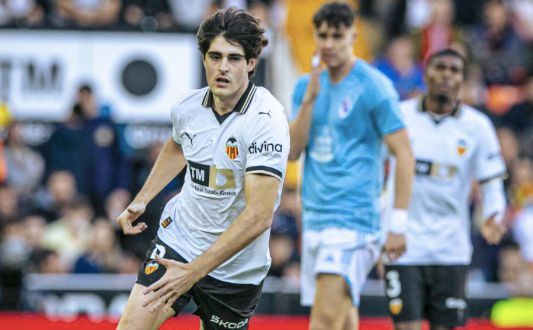  Javi Guerra, ante el Celta.