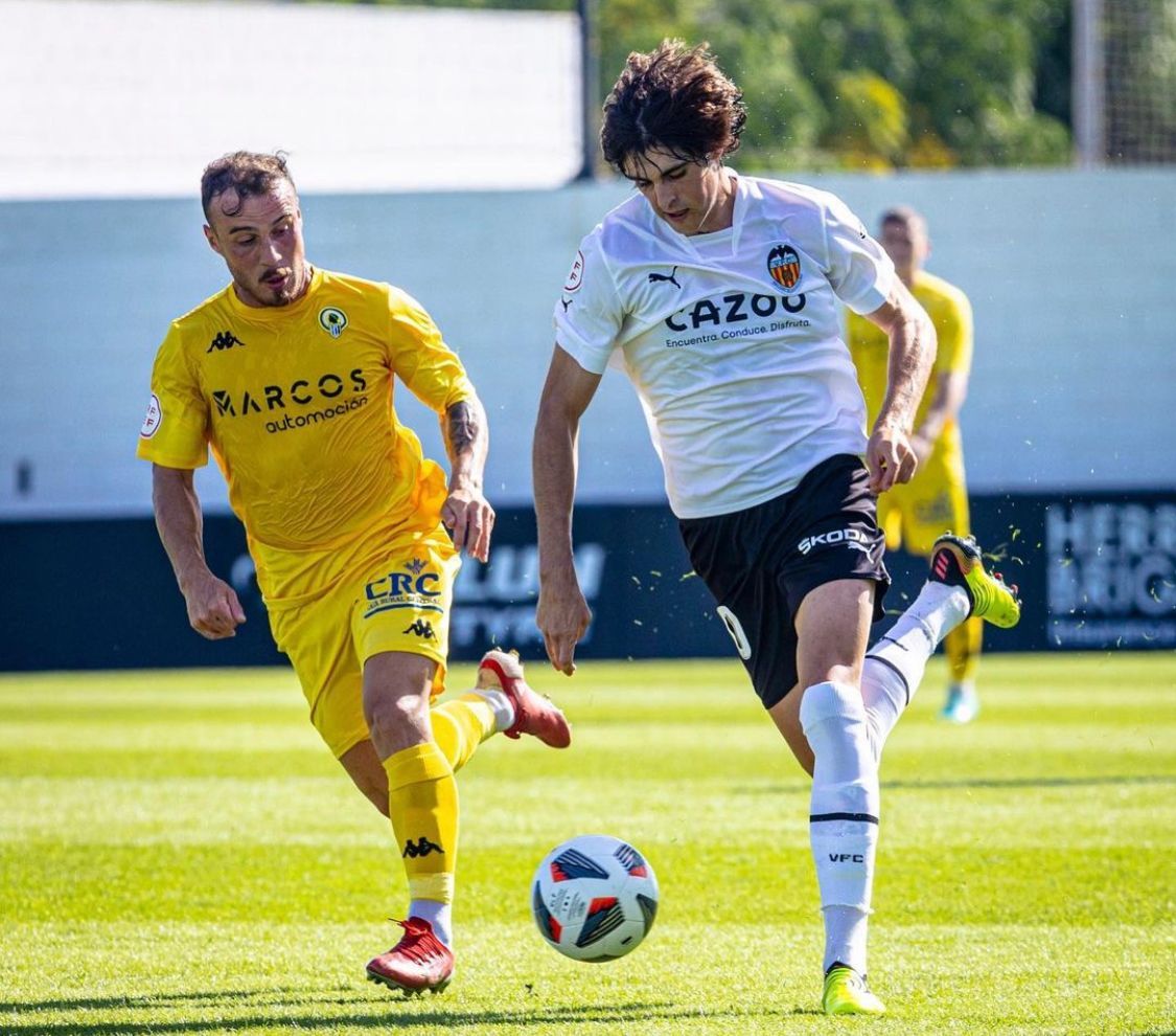  Javi Guerra, ante el Hércules.