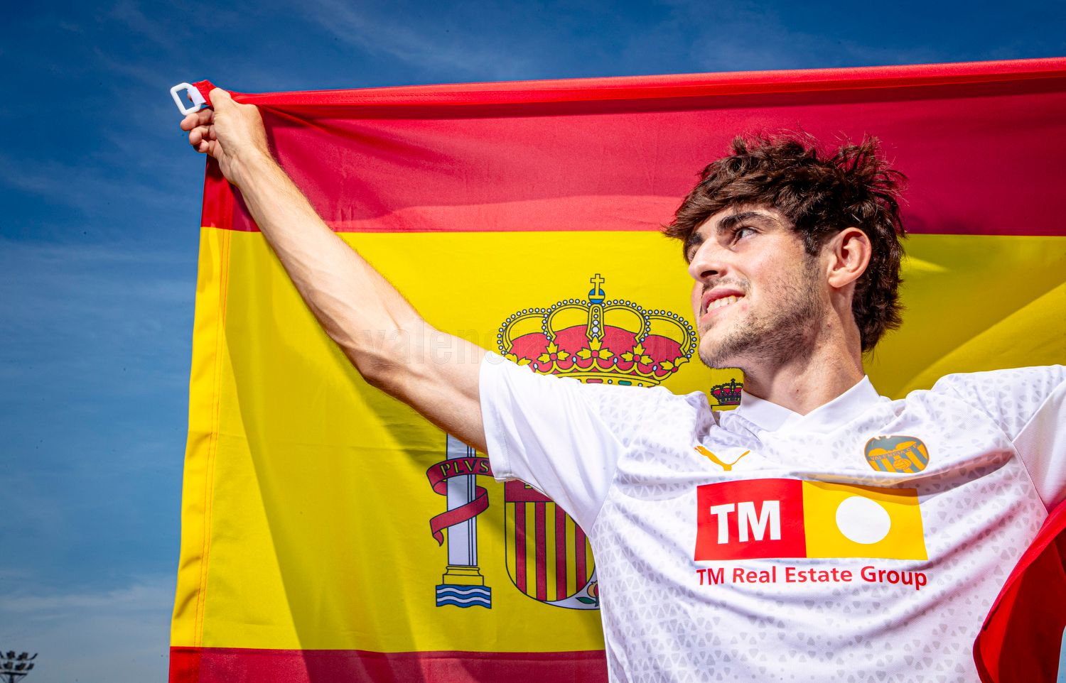  Javi Guerra levanta una bandera de España.